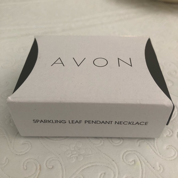 Avon Sparkling Leaf Pendant Necklace - Picture 3 of 3